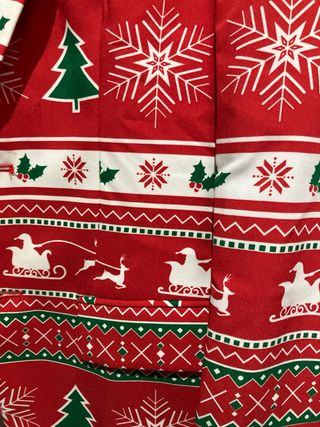 Traje Navideño Rojo con Estampado Festivo