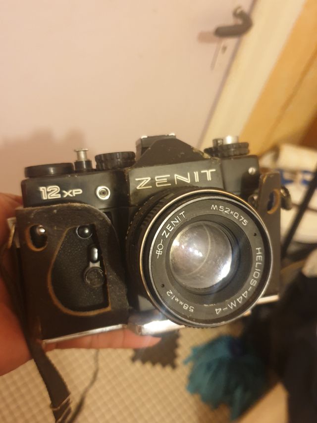 Cámara Zenit 12XP con funda incompleta