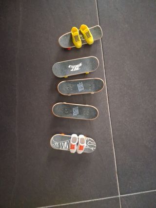 Mini patinetes y zapatillas