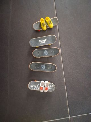Mini patinetes y zapatillas