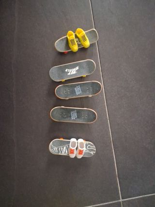 Mini patinetes y zapatillas