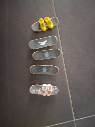 Mini patinetes y zapatillas
