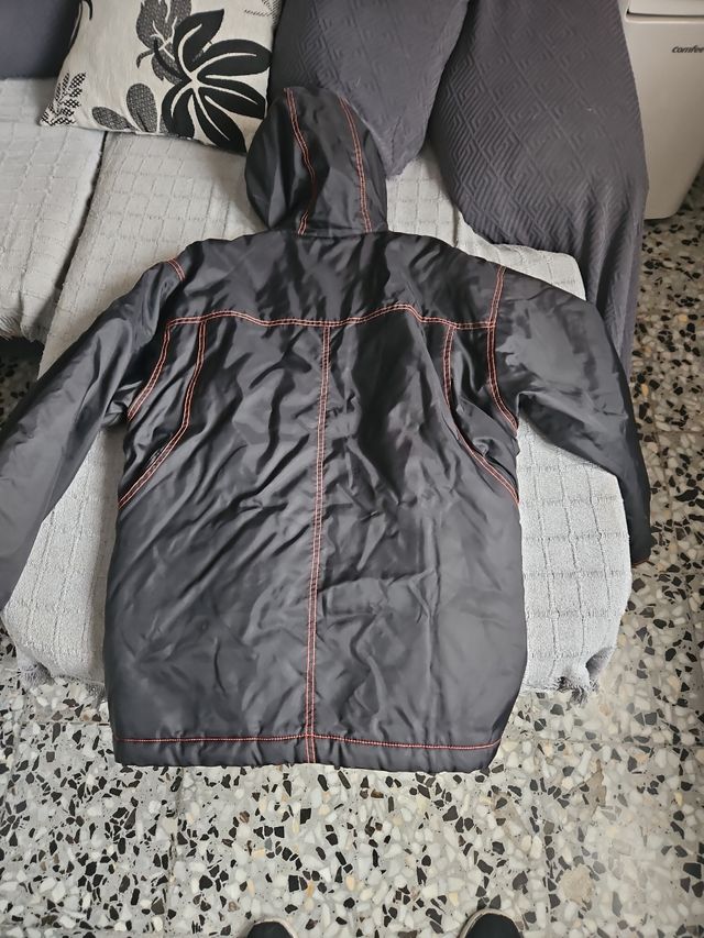 Chubasquero negro y naranja con capucha