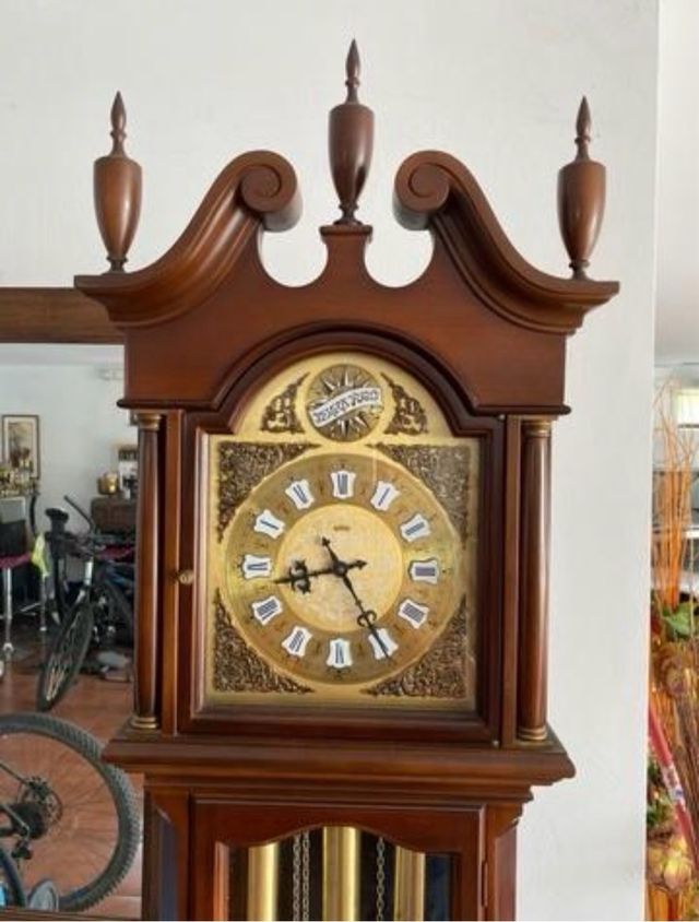 Reloj de pie antiguo de madera