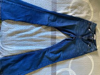 Pantalón vaquero campana ajustado