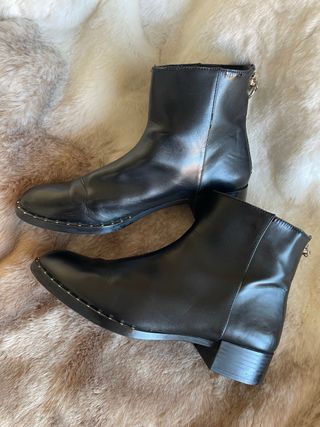 Botines negros con tachuelas