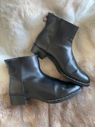 Botines negros con tachuelas