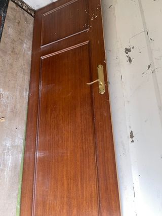 Lote de Puertas de madera con marco.