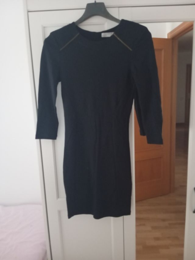 Vestido negro con manga.