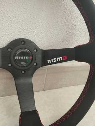 Volante desplazado piel vuelta Nismo y piña Nissan