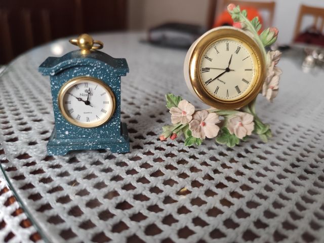 Dos relojes decorativos