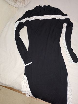 Vestido negro con detalles blancos