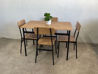Mesa y 4 Sillas Comedor Madera y Metal