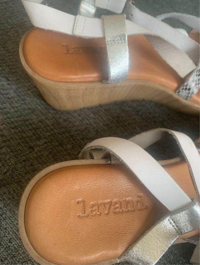 Cuñas de mujer negras, plateadas y blancas