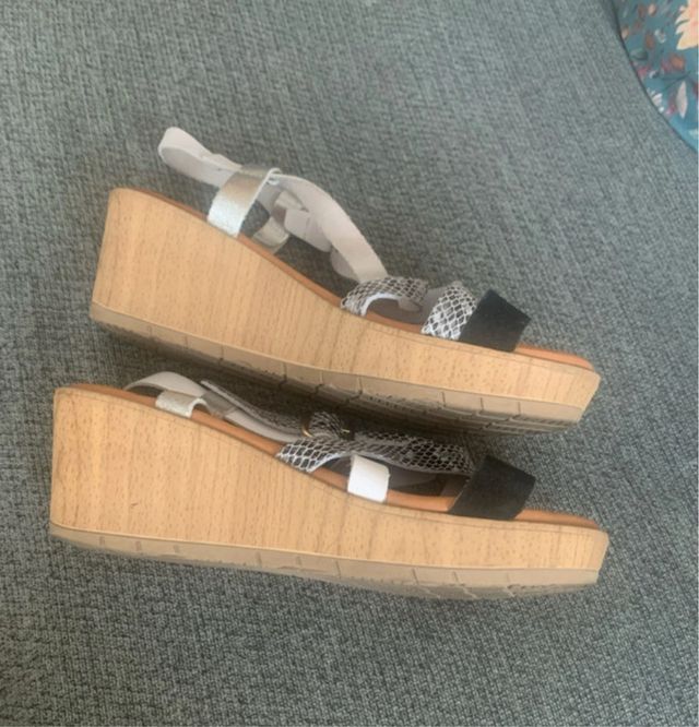 Cuñas de mujer negras, plateadas y blancas