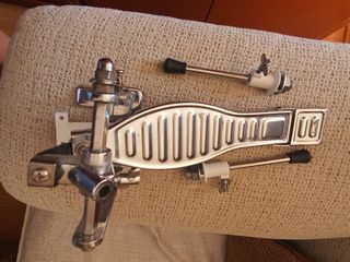 Pedal de bateria con patas y alzabombo