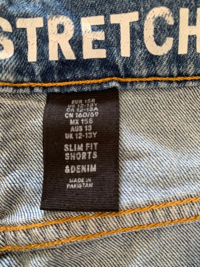 Shorts in denim elasticizzato con strappi 12-13 anni