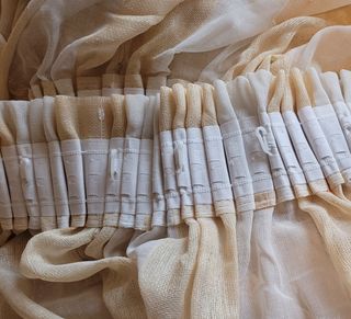 Tende a pacchetto beige e bianche