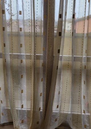 Tende a pacchetto beige e bianche