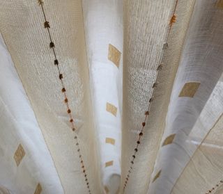 Tende a pacchetto beige e bianche