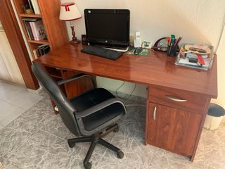 Escritorio de madera y cuero