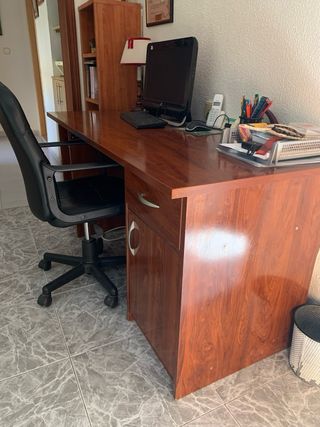 Escritorio de madera y cuero