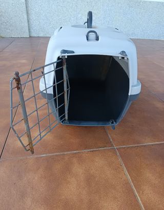 Transportín para mascota de tamaño pequeño.