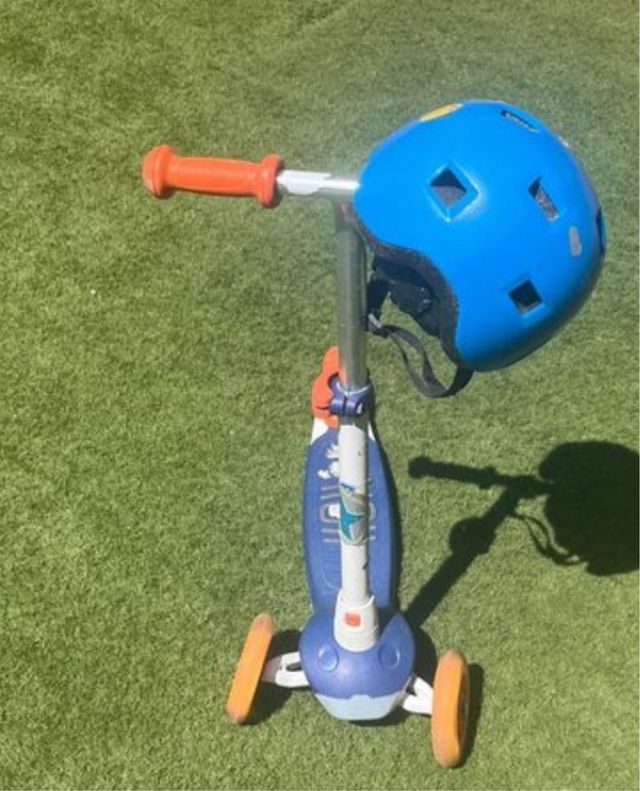 Patinete infantil azul con casco