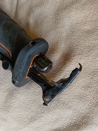 Sierra de sable worx a batería 20v.
