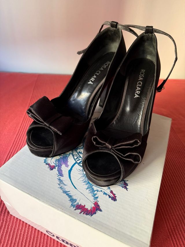Zapatos de tacón Rosa Clará negros con lazo