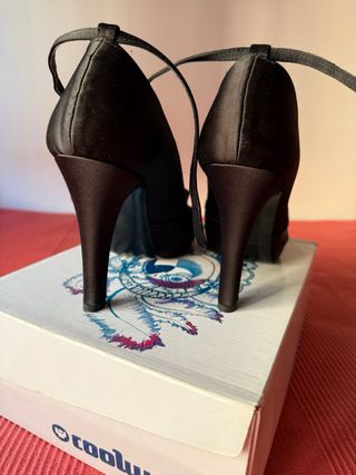 Zapatos de tacón Rosa Clará negros con lazo