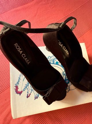Zapatos de tacón Rosa Clará negros con lazo