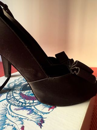 Zapatos de tacón Rosa Clará negros con lazo