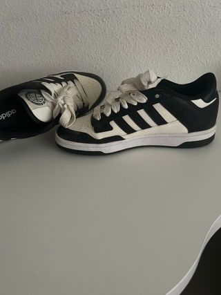 Zapatillas Adidas Negras y Blancas