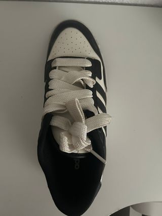 Zapatillas Adidas Negras y Blancas