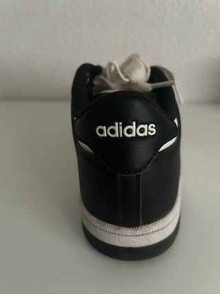 Zapatillas Adidas Negras y Blancas