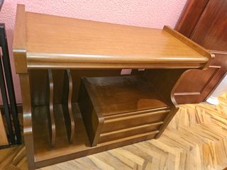 Mueble de madera marrón