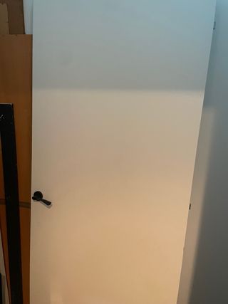 Puerta blanca con manilla negra