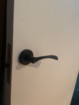 Puerta blanca con manilla negra