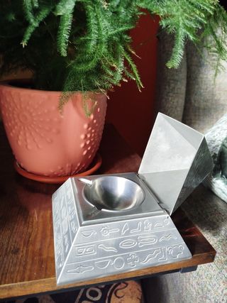 CENICERO PIRÁMIDE antiviento metal.