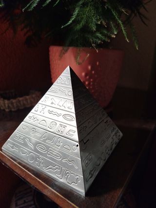 CENICERO PIRÁMIDE antiviento metal.