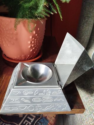 CENICERO PIRÁMIDE antiviento metal.