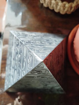 CENICERO PIRÁMIDE antiviento metal.