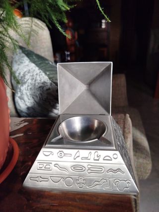 CENICERO PIRÁMIDE antiviento metal.