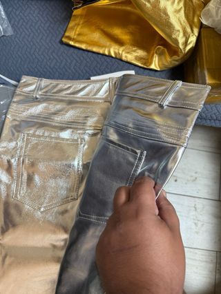 Pantalones de piel plata brillante