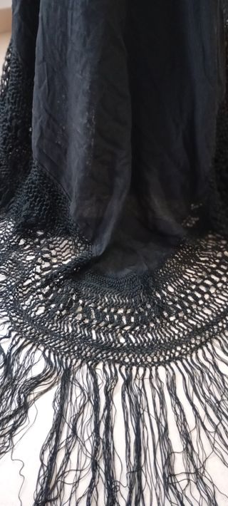 Manton  manila negro con flecos, muy grande.