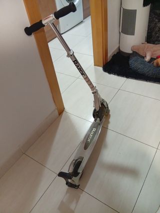 Patinete Razor plateado