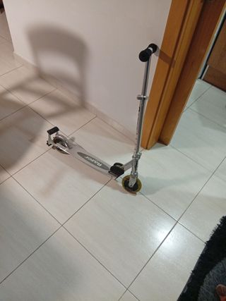 Patinete Razor plateado