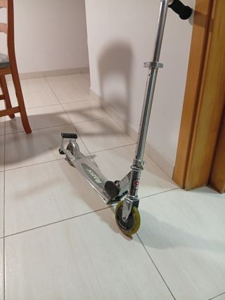 Patinete Razor plateado