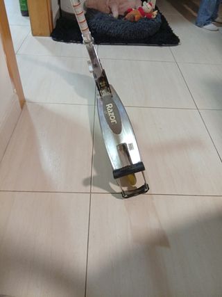 Patinete Razor plateado